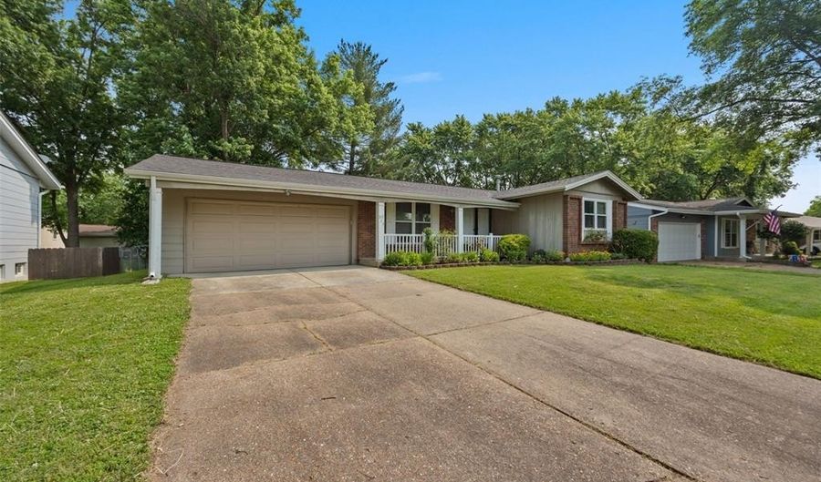 527 Blazedwood Dr, Ballwin, MO 63021 - 3 Beds, 3 Bath