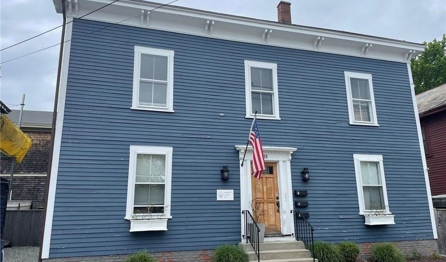 35 Elm St B, Newport, RI 02840 - 2 Beds, 1 Bath