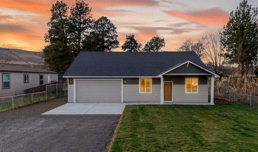 307 6th St, Benton City, WA 99320 - 3 Beds, 2 Bath