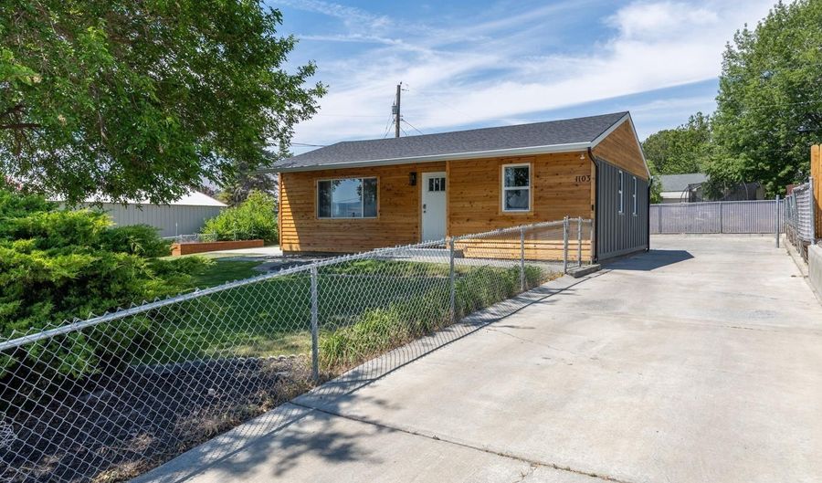 1103 11th St, Benton City, WA 99320 - 4 Beds, 2 Bath
