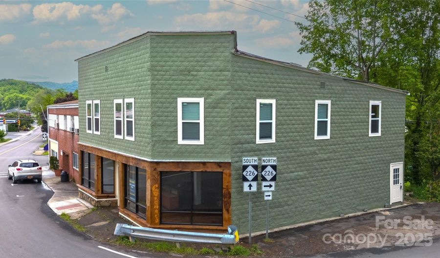 23 N 226 Hwy, Bakersville, NC 28705 - 0 Beds, 3 Bath