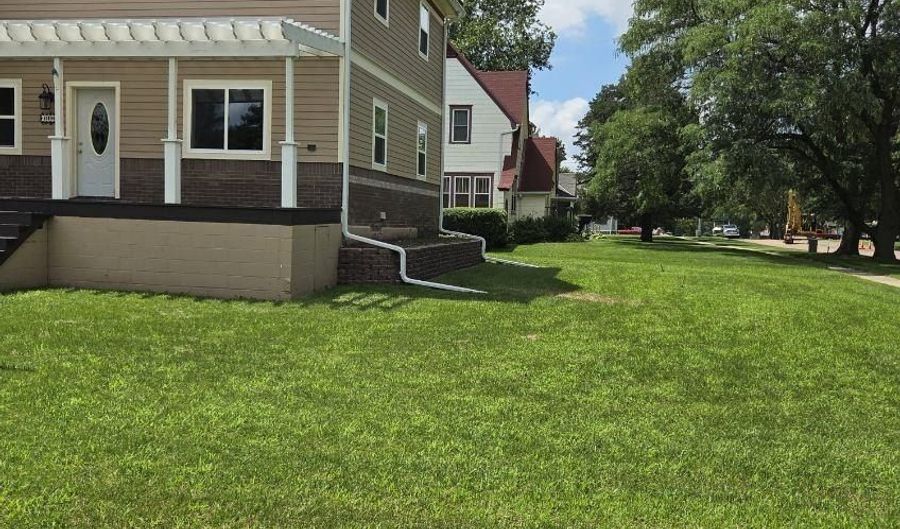 111 N 6th St, Beresford, SD 57004 - 5 Beds, 3 Bath