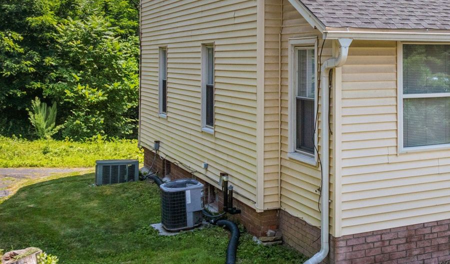 85 School Ground Rd, Branford, CT 06405 - 0 Beds, 2 Bath