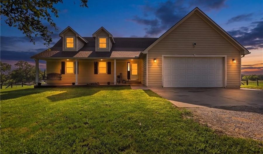 14711 NE State Route E Hwy, Adrian, MO 64720 - 5 Beds, 3 Bath