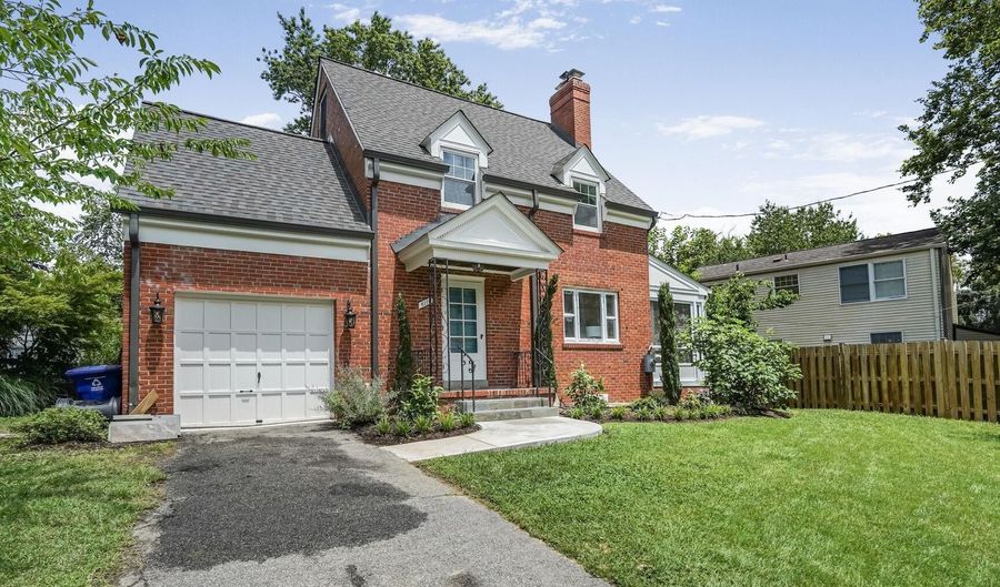 6111 WASHINGTON Blvd, Arlington, VA 22205 - 5 Beds, 3 Bath