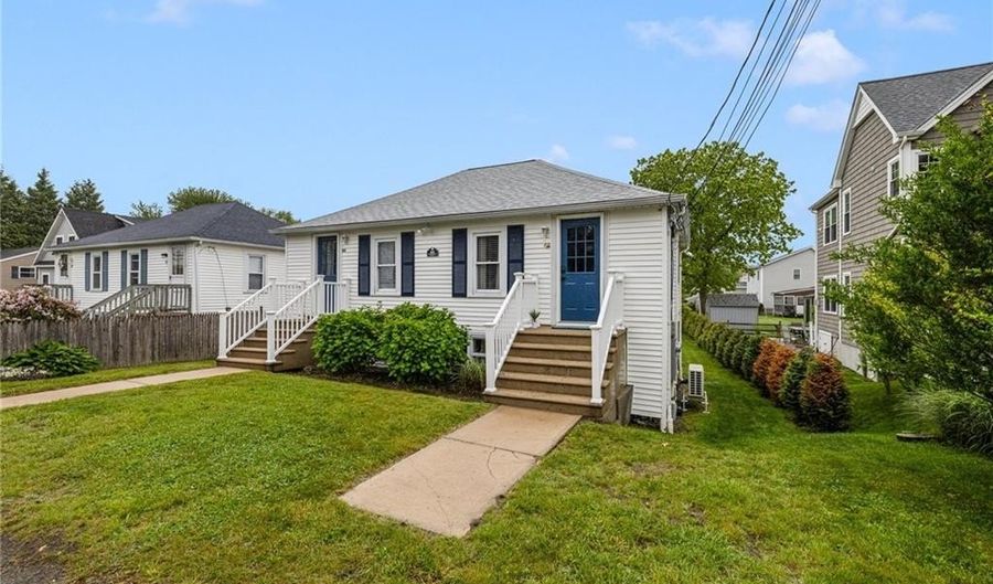 66 Knowlesway Unit Upper Unit Upper Unit, Narragansett, RI 02882 - 3 Beds, 1 Bath