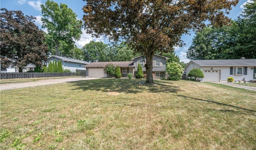 2211 Penny Ln, Austintown, OH 44515 - 3 Beds, 2 Bath