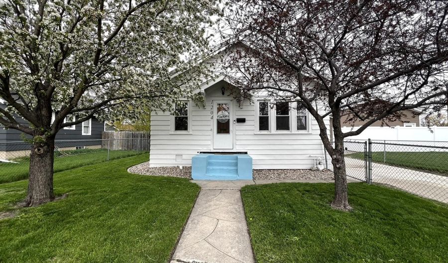 1204 S 2nd St, Aberdeen, SD 57401 - 3 Beds, 2 Bath
