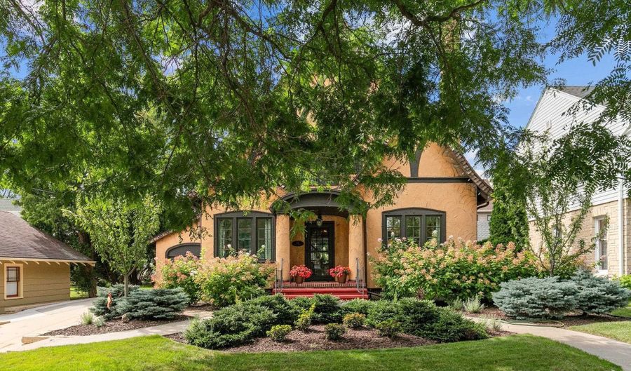 815 S PIERCE Ave, Appleton, WI 54914 - 4 Beds, 2 Bath