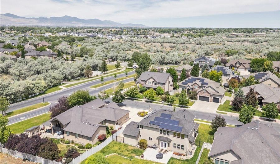 1079 STONE FLY Dr, Bluffdale, UT 84065 - 6 Beds, 4 Bath