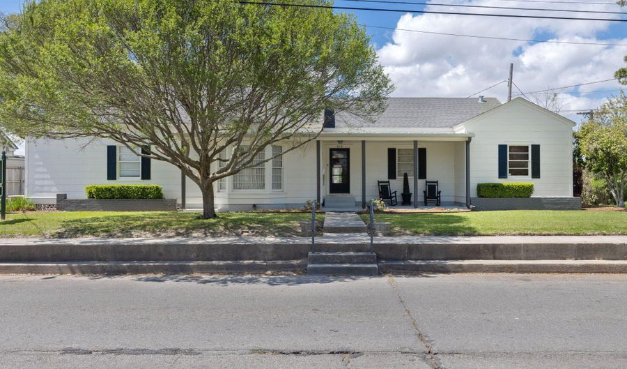 200 S Main St, Abbeville, LA 70510 - 0 Beds, 3 Bath