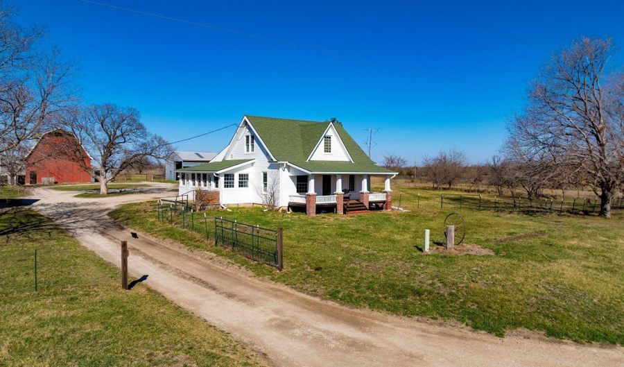 137 E 1400 Rd, Baldwin City, KS 66006 - 3 Beds, 1 Bath