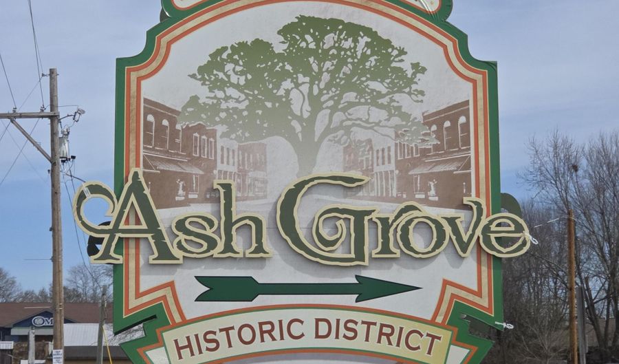 207 W Main St, Ash Grove, MO 65604 - 2 Beds, 2 Bath