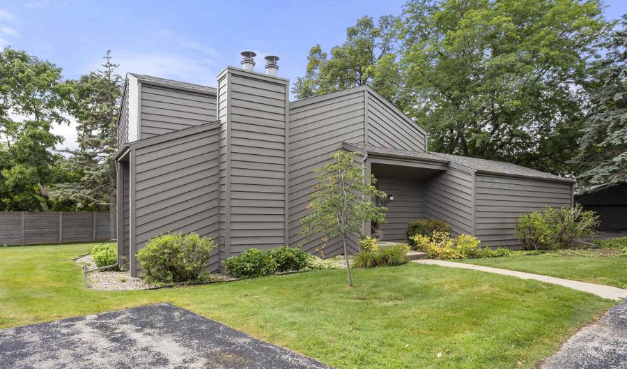 827 E WINDFIELD Pl, Appleton, WI 54911 - 2 Beds, 2 Bath