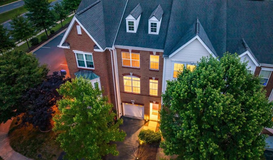 20404 TRAILS END Ter, Ashburn, VA 20147 - 2 Beds, 3 Bath