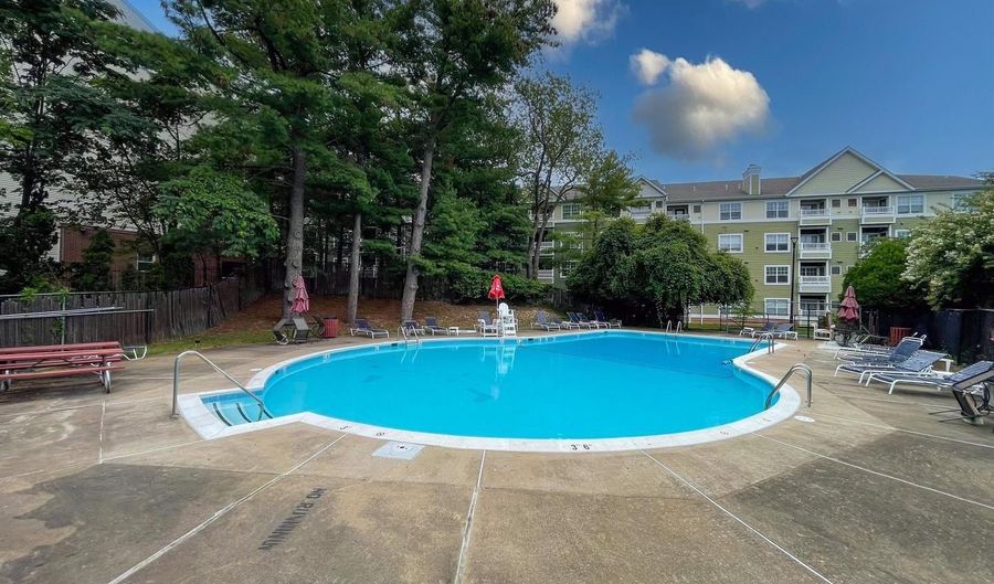 5250 VALLEY FORGE Dr #407, Alexandria, VA 22304 - 3 Beds, 2 Bath