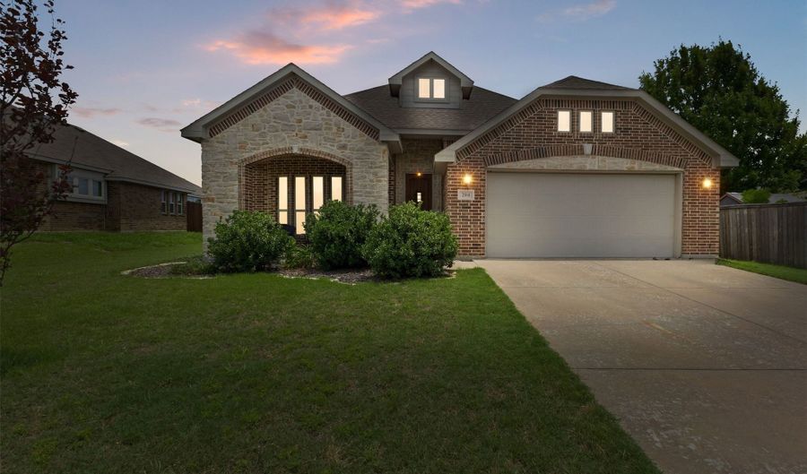 204 Briarstone Dr, Alvarado, TX 76009 - 3 Beds, 2 Bath