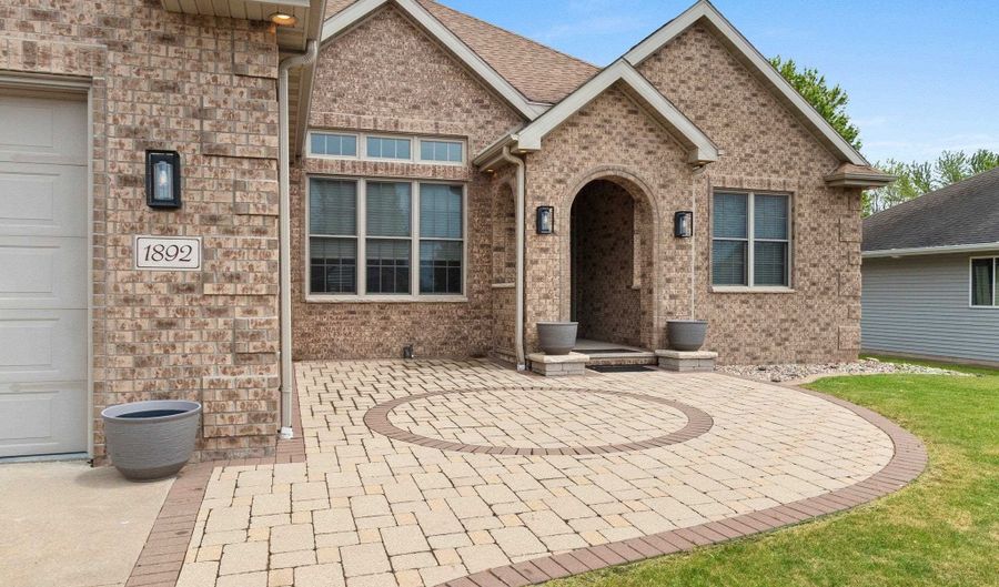 1892 N SUNRISE Ln, Appleton, WI 54913 - 3 Beds, 3 Bath