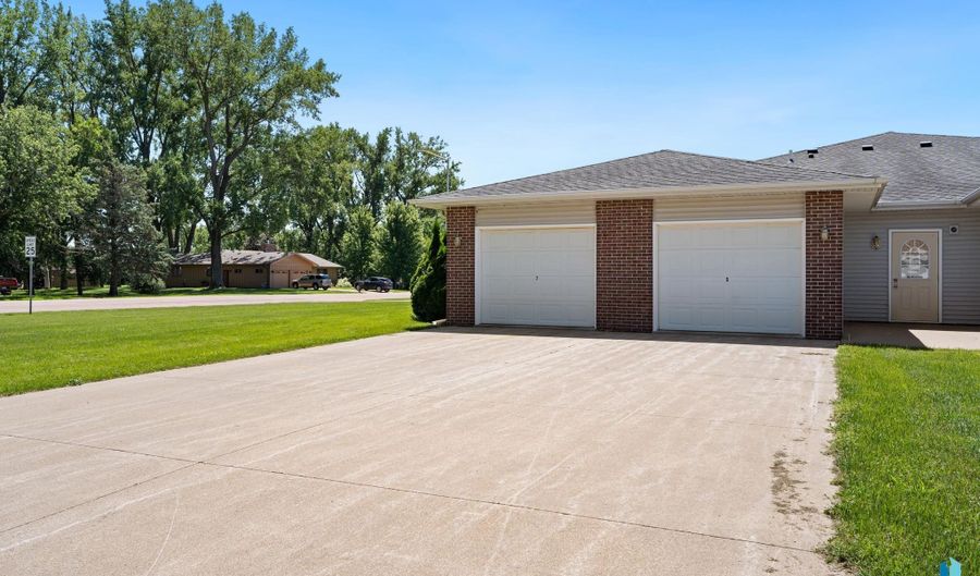 701 S 3rd St, Beresford, SD 57004 - 2 Beds, 2 Bath