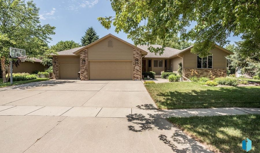 1109 S Parkview Blvd, Brandon, SD 57005 - 5 Beds, 4 Bath