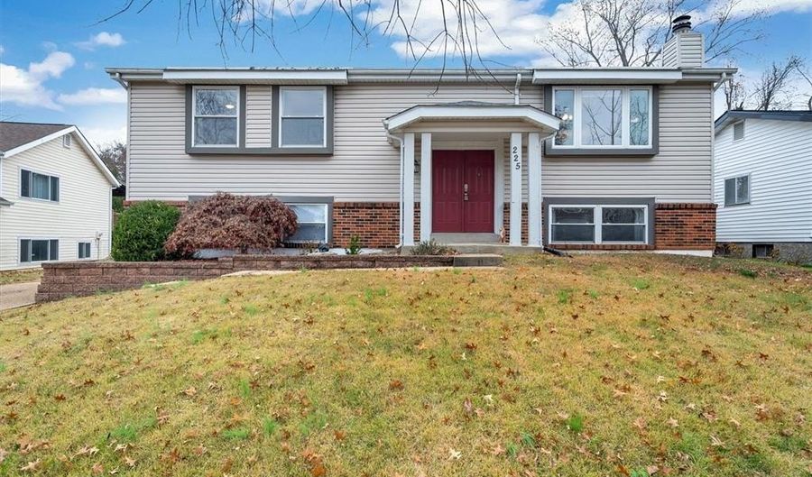 225 Vistaoak Ct, Ballwin, MO 63021 - 3 Beds, 3 Bath