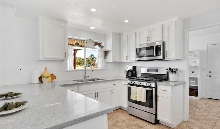 22672 El Centro Rd, Apple Valley, CA 92307 - 3 Beds, 2 Bath