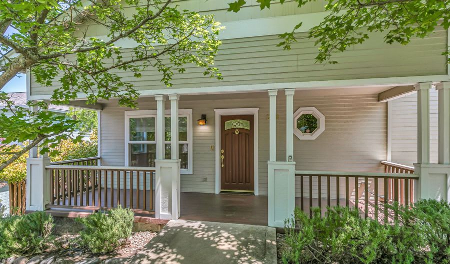 380 Hemlock Ln, Ashland, OR 97520 - 3 Beds, 2 Bath