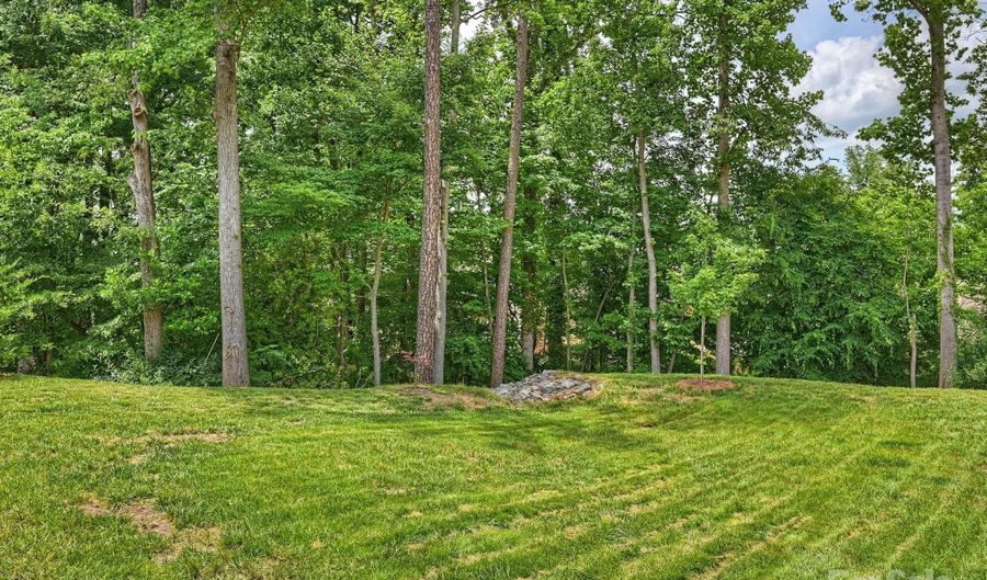 822 River Oaks Ln, Charlotte, NC 28226 - 5 Beds, 4 Bath