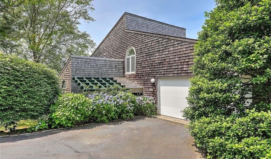 25 Fort Hill Rd, Bristol, RI 02809 - 4 Beds, 3 Bath