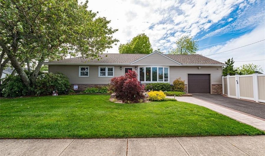 19 Buchanan Ave, Amity Harbor, NY 11701 - 3 Beds, 1 Bath