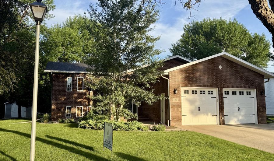 1105 Cherrywood Ln, Aberdeen, SD 57401 - 4 Beds, 3 Bath