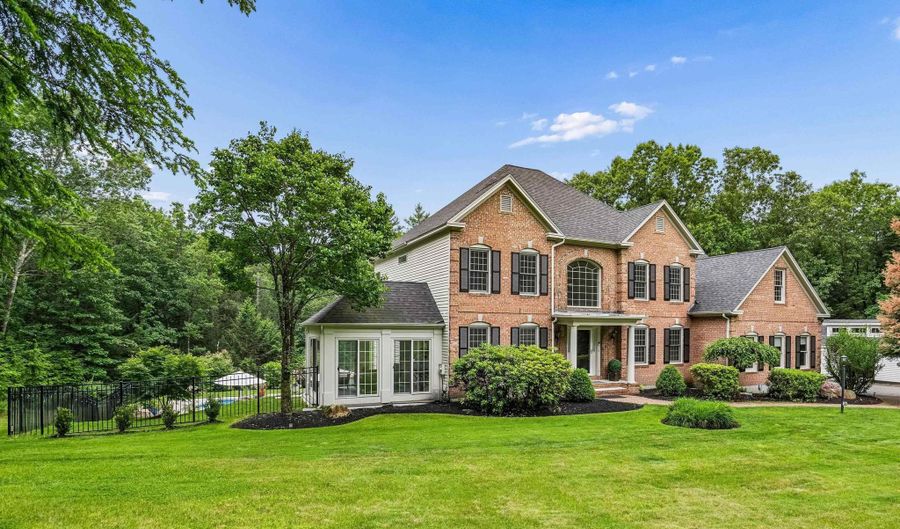 15 Strafford Ln, Bedford, NH 03110 - 4 Beds, 5 Bath