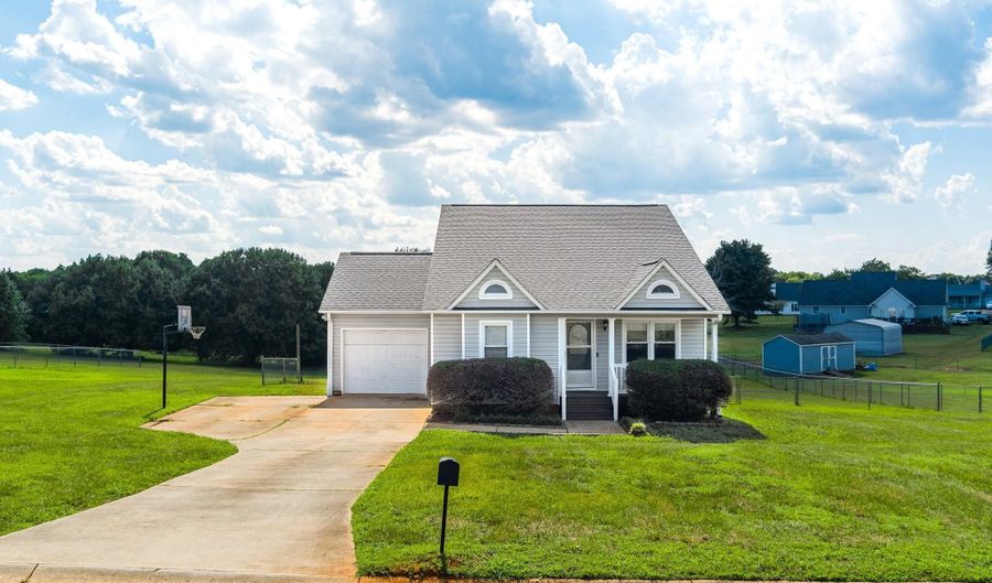 215 Upland View Dr, Boiling Springs, SC 29316 - 3 Beds, 2 Bath
