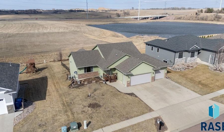 1600 E Liberty Cir, Brandon, SD 57005 - 5 Beds, 3 Bath