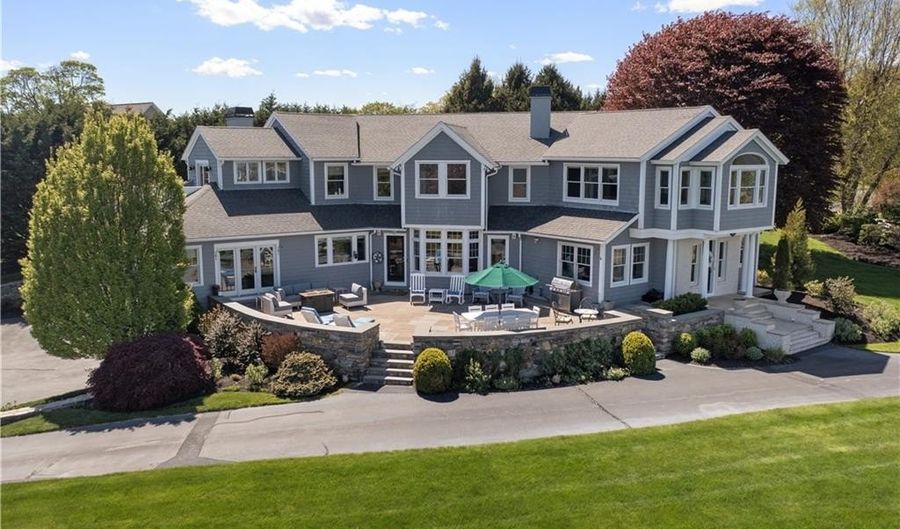 75 N Cliff Dr, Narragansett, RI 02882 - 5 Beds, 4 Bath