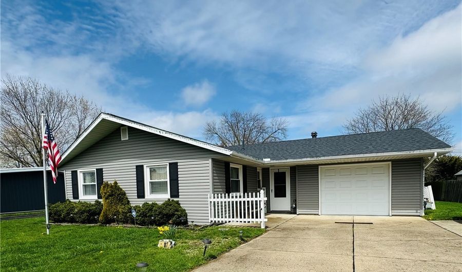 1107 Military Rd, Zanesville, OH 43701 - 2 Beds, 1 Bath