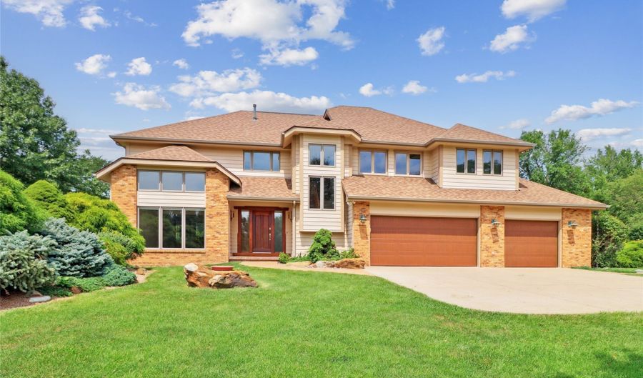 32335 Wildwood Dr, Adel, IA 50003 - 5 Beds, 4 Bath