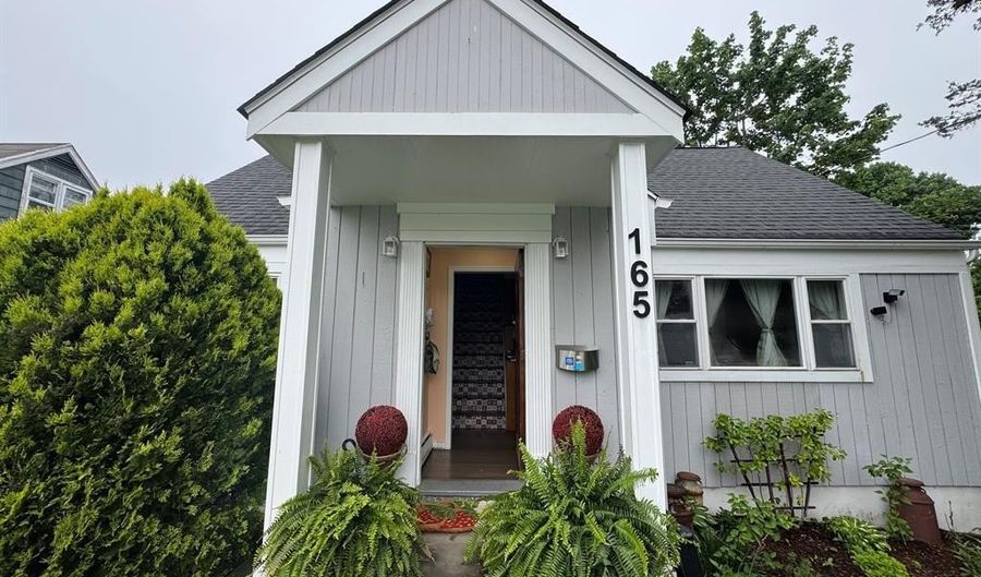 165 Greenfield Dr, Bridgeport, CT 06606 - 3 Beds, 2 Bath