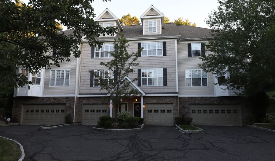 70 Woodcrest Ln 70, Danbury, CT 06810 - 2 Beds, 3 Bath
