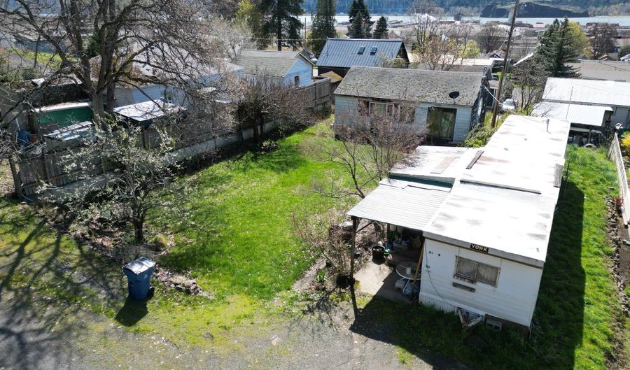 311 W LINCOLN St, Bingen, WA 98605 - 2 Beds, 1 Bath