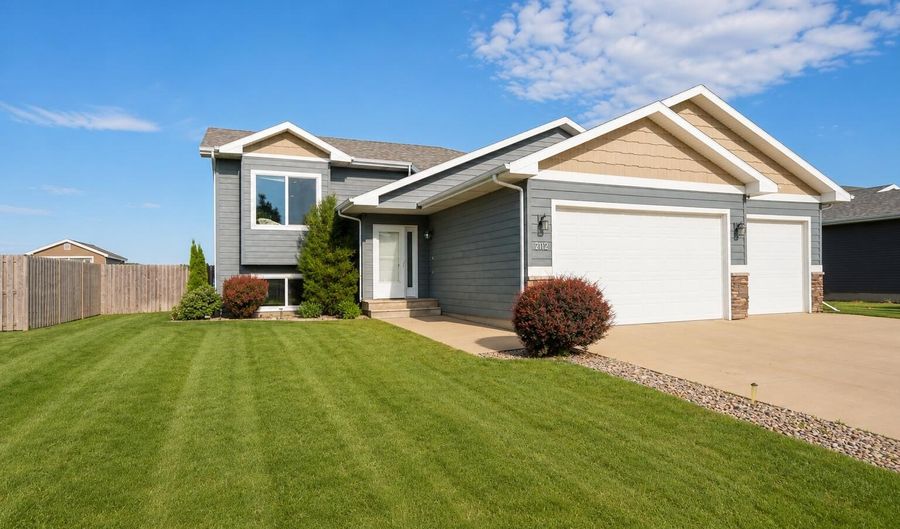 2112 S Lawson St, Aberdeen, SD 57401 - 4 Beds, 3 Bath