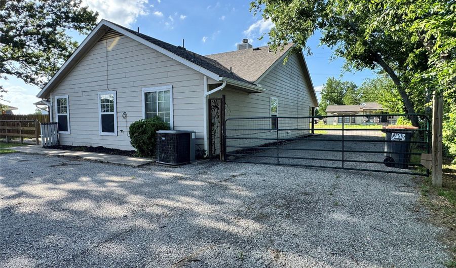 306 E 8th St, Anna, TX 75409 - 4 Beds, 3 Bath