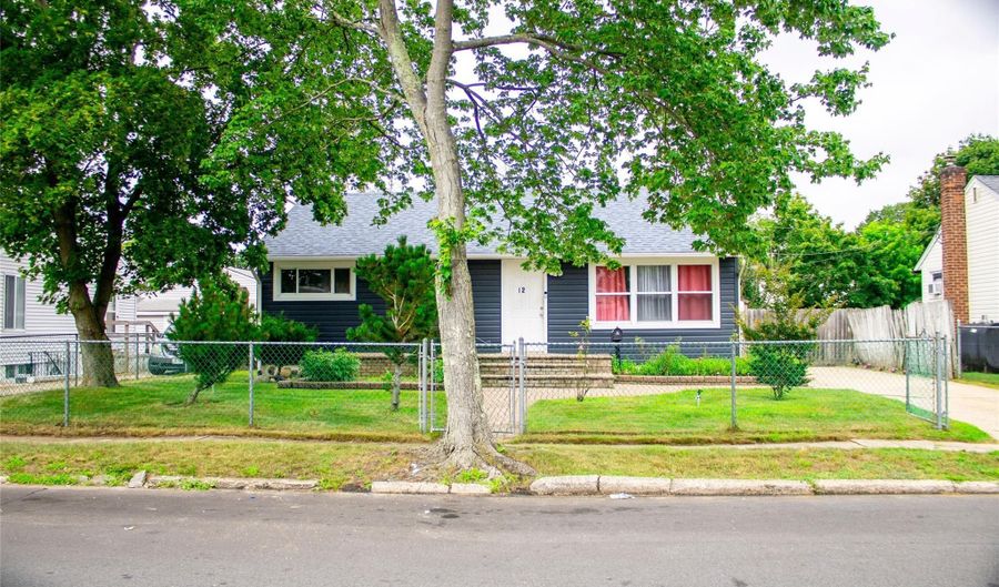 12 Silverpine Dr, Amityville, NY 11701 - 3 Beds, 1 Bath