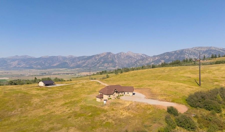 2220 Aspen Hollow Rd, Bedford, WY 83112 - 4 Beds, 5 Bath