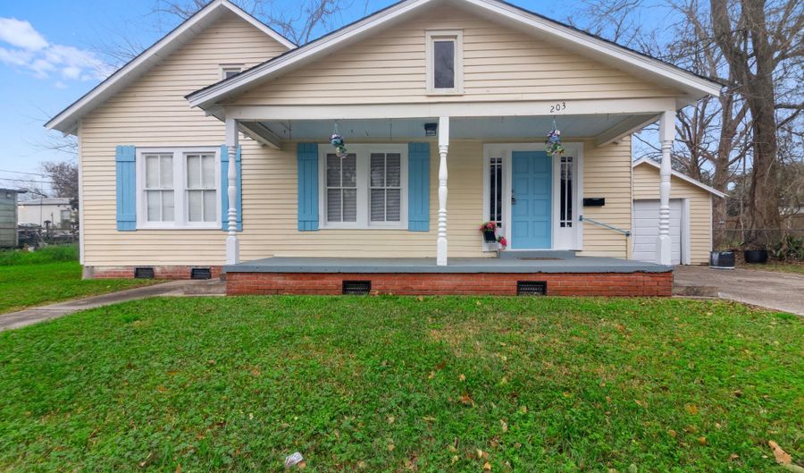 203 5th St, Abbeville, LA 70510 - 3 Beds, 2 Bath
