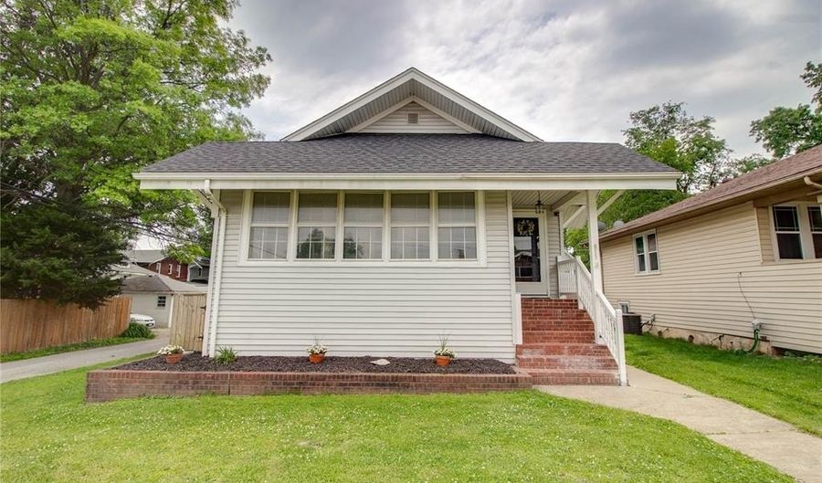 811 McPherson Ave, Alton, IL 62002 - 3 Beds, 2 Bath