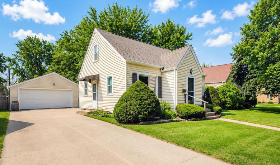 2102 E Oakland Ave, Austin, MN 55912 - 3 Beds, 1 Bath