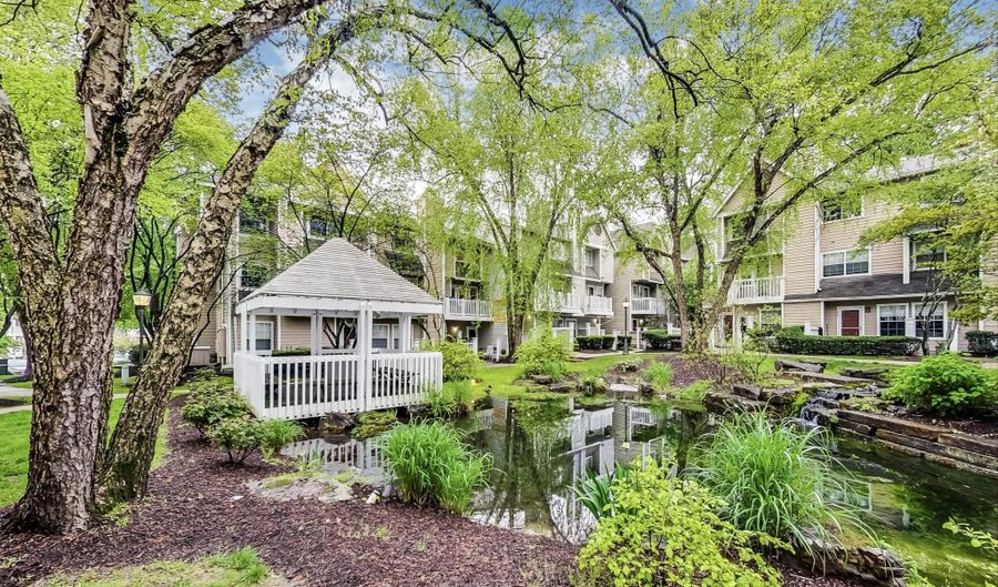 5821 INMAN PARK Cir 400, Rockville, MD 20852 - 2 Beds, 2 Bath