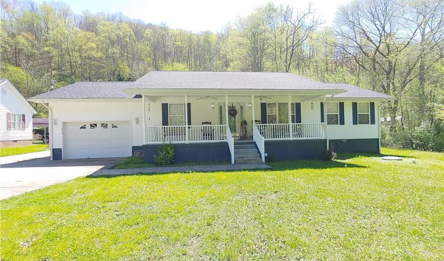614 Godby Branch Rd, Chapmanville, WV 25508 - 3 Beds, 2 Bath