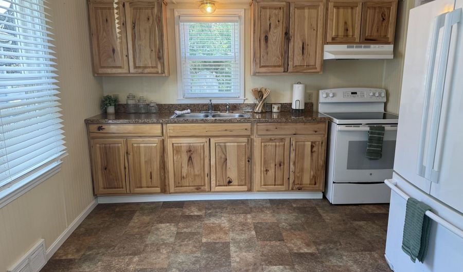 1214 Sherman St, Adrian, MI 49221 - 3 Beds, 1 Bath